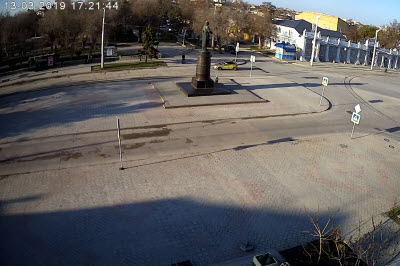 фото с камеры у памятника Токареву